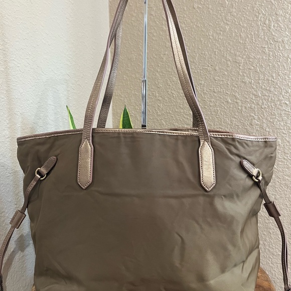 PRADA TOTE - Picture 2 of 16